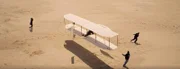 Ein Segelflugzeug im Landeanflug auf die Wüste.