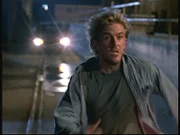 Jesse (Charlie Schlatter) flüchtet in Todesangst vor einigen Leuten, die soeben seinen Kontaktmann ermordet haben.