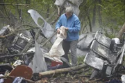 Rettungskräfte decken die Leichen der Opfer ab, die beim Absturz des polnischen Luftwaffe-Jets getötet wurden. In der Maschine befanden sich der polnische Staatspräsident Lech Kazcynski und andere polnische Würdenträger, die auf dem Weg nach Russland zu einem Gedenkgottesdienst waren.