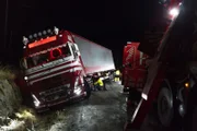 Sie haben zwei Lastwagen, die an der Rettung arbeiten, Bjoerns ist mit der Front verbunden. (National Geographic für Disney)