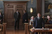 (v.l.n.r.) Staatsanwalt Rosenberg (Victor Williams); Jason Bull (Michael Weatherly); Benny Colón (Freddy Rodriguez)