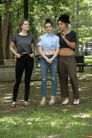 (v.l.n.r.) Sutton Brady (Meghann Fahy); Jane Sloan (Katie Stevens); Kat Edison (Aisha Dee)