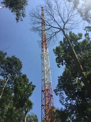 Der Atto-Turm im brasilianischen Regenwald ist mit 325 Metern Höhe der höchste Klimamessturm der Welt. Hier wird die Atmosphäre über dem Regenwald vermessen.