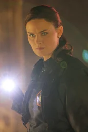 Brennan (Emily Deschanel) untersucht den Tatort.
