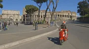 Professor Wemhoff unterwegs mit einer Vespa vor dem Kolosseum in Rom.