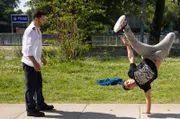 Breakdance-Battle vor der Wache: Fahri Celik (Hassan Akkouch, l.) und Mahmud Anwar (Maradona Akkouch, r.).