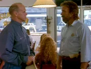 Walker (Chuck Norris) und Trivette sind auf einer Gefangenenüberführung und haben in Adelaide Zwischenstop gemacht. Der örtliche Sheriff Langley (Geoffrey Lewis, li.) führt ein strenges Regiment in der Stadt und da ist es kein Wunder, dass die beiden Gesetzeshüter an einander geraten...