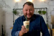 Wie viel Kaffee steckt im Frappuccino? Produktentwickler  Sebastian Lege kennt die Tricks von Starbucks und deckt sie auf.