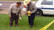 Im Sommer 1986 wird die Leiche von Kathleen Lipscomb an einer staubigen Straße außerhalb von San Antonio gefunden. Am Fundort sucht die Polizei nach weiteren Spuren.