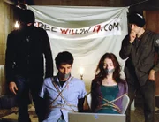 Die ganze Welt kann der Entführung im Internet beiwohnen: Willow (Michelle Trachtenberg) und ihr Freund Holden (Michael Goduti) werden von zwei maskierten Kidnappern (Namen nicht bekannt) gefangen gehalten.