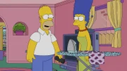 Gerade wegen des strikten Alkoholverbotes unterstützt Marge (r.) ihren Homer (l.) bei seinem neuen Job als Duffman ...