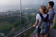 Daniela und Lukas genießen die Aussicht vom Dach des Marina Bay Sands Resort in Singapur.