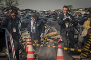 Brantford, Ontario, Kanada - NTSB-Ermittler (gespielt von Judah Katz), Junior-Ermittler (gespielt von Jordan Till) und Mitarbeiter inspizieren die Absturzstelle von Emery Worldwide Flight 17 (Cineflix 2017/Panagiotis Pantazidis)