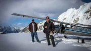 James Fox, UFO-Forscher, steht auf einem Gletscher in der Nähe von Mt. Hayes und sucht nach Beweisen