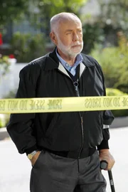 Doc Robbins (Robert David Hall) steht vor seinem Haus, das als Tatort abgesperrt wurde. Wer ist der Tote, der in seinem Ehebett lag? Wurde seine Frau ihm untreu?