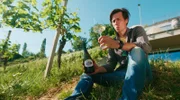 Weinbauer Armin Tement verkostet seinen Ciringa-Wein vom Grenzpamoramaweg