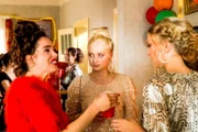 Magda (Verena Altenberger, l.) ist der Anstandswauwau auf Leahs Party und checkt die Getränke. Amelie (Linda Rohrer) und Leah (Charlotte Krause, r.).  +++
