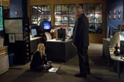 Während das Team um Gibbs (Mark Harmon, r.) einen neuen Fall zu lösen versucht, macht sich Eleonor (Emily Wickersham, l.) Gedanken über ihr Zeugnis nach der Probezeit ...
