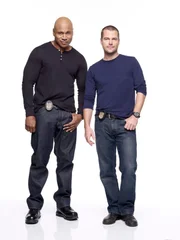 (4. Staffel) - Ermitteln Undercover im sonnigen Kalifornien um die nationale Sicherheit zu wahren: Special Agent G. Callen (Chris O'Donnell, r.) und Special Agent Sam Hanna (LL Cool J, l.) ...