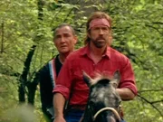 Walker (Chuck Norris, re.) hat seinen Bruder Billy (August Shellenberg, li.) in der Wildnis gefunden. Er bringt ihn zur¸ck, als ihnen die Kopfgeldj%ger begegnen...