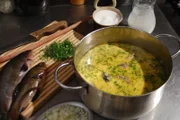 Ein raffiniertes masurisches Fischgericht wird auf dem Gestüt in Sasek serviert: Schlei in Dill-Sahne-Sauce.