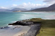Über die schottischen Hebriden fegt stets ein rauer Wind. So ursprünglich und inspiriert von den Farben der Landschaft ist auch Harris Tweed, der Aristokrat unter den feinen Wollstoffen.