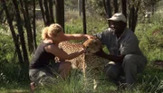 Tierpflegerin Felicitas schmust mit Gepard in Tenikwa.