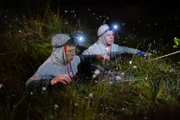 Extrem kalt, schlammig und eklig. Kenneth und Cem müssen sich in der Nacht aus dem Moor retten.