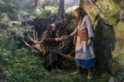 Ohne die Waldfrau (Maria Mägdefrau) kann Jolanthe (Svenja Jung) den Hunger im Land nicht besiegen. Jolanthe (Svenja Jung) erhält eine Tonscherbe des magischen Topfes von der Waldfrau.