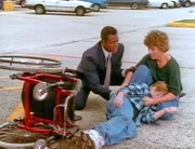 Trivette (Clarence Gilyard, li.) hilft Robbie (Ryan Slater) und seiner Mutter Jan (Cindy Hogan). Die beiden wurden von brutalen Autodieben ¸berfallen...