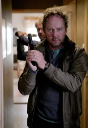 Martinsson (Douglas Johansson) stürmt mit einem Kollegen das Haus eines Verdächtigen.