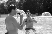 Jonas (li.) und Rapper Yung Hurn (re.) im Prinzenbad: baden und Bier, während andere arbeiten - ein perfekter Tag für beide.