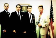 Versuchen das Geheimnis von Twin Peaks zu entwirren: Das FBI-Team (v.l.: Miguel Ferrer, Kyle MacLachlan, David Lynch, David Bowie).