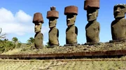 Die Wahrzeichen der Osterinsel: die Moai. Es gibt mehr als 900 von diesen kolossalen Steinfiguren mit den übergroßen Köpfen auf der kleinen, abgeschiedenen Insel im Südost-Pazifik. Manche sind über 1000 Jahre alt. Zeugen einer Kultur, die fast verschwunden wäre.