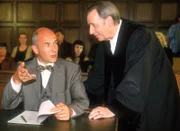 Oberstaatsanwalt Lotze (Henry van Lyck, re.) lässt sich vor Gericht von Gerichtsmediziner Dr. Duhler (Klaus Schindler) seine Einschätzung des Tathergangs erklären.