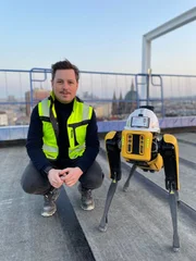 Daniel Höller, Gründer des Start-Ups qapture, mit Roboterhund „Spot“