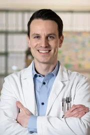 Marc Dumitru als Dr. Jan Kühnert