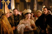 Während Königin Jane an Kindsbettfieber leidet, wird Prinz Edward im Beisein von König Henry (Jonathan Rhys Meyers, r.) und Mary (Sarah Bolger, M.) von Bischof Gardiner (Simon Ward, l.) getauft ...