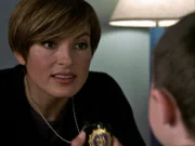 Det. Benson (Mariska Hargitay, li.) zeigt Tommy ihre Dienstmarke. Sie versucht mit ihm ¸ber den Mord an seiner Mutter zu reden...