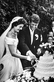John F. Kennedy und Jacqueline Kennedy schneiden ihren Hochzeitskuchen an, 1953