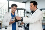 Dr. Brentano (Thomas Koch, r.) zeigt Ben (Philipp Danne, l.) wie die neue Prothese aussehen wird.