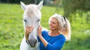 NORDDEUTSCHER RUNDFUNK Die Tierärzte - Retter mit Herz - Dr. Yasmin Diepenbruck Tierärztin Dr. Regina Seemüller © NDR/Thomas Plettenberg, honorarfrei - Verwendung gemäß der AGB im Rahmen einer engen, unternehmensbezogenen Berichterstattung im NDR-Zusammenhang bei Nennung "Bild: NDR/Thomas Plettenberg" (S2), NDR Presse und Information/Fotoredaktion, Tel: 040/4156-2306 oder -2305, pressefoto@ndr.de