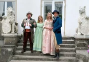 Die Grafenfamilie (Armin Rohde, Anna Hausburg, Ann-Kathrin Kramer) und der Meisterdieb (Max von Thun).