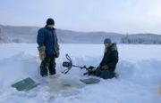 Nathan und Adrian Brown beim Eisfischen auf dem zugefrorenen See (National Geographic)