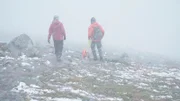 Abstieg im Schnee - in den Bergen kann das Wetter binnen weniger Minuten umschlagen.