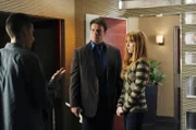 L-R: Ashley (Ken Baumann), Richard Castle (Nathan Fillion) und Alexis Castle (Molly C. Quinn)