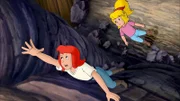 Bibi (r.) und Tina (l.) versuchen, durch einen Felsspalt aus dem Stollen zu klettern.