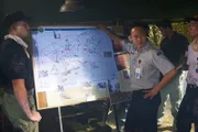 Ein indonesischer Ermittler (gespielt von Jon de Leon) kartiert das Suchgebiet für den Absturz des Garuda-Flugs 152