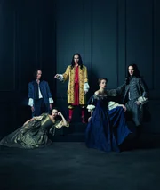 (v.l.n.r.) Bontemps (Stuart Bowman); Montespan (Anna Brewster); Louis XIV (George Blagden); Henriette (Noémie Schmidt); Philipp von Orléans (Alexander Vlahos)