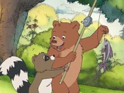 Im Wald trifft der Kleine Bär einen kleinen Waschbären. der macht dem Kleinen Bären alles nach und wird so der "Ganz Kleine Bär".